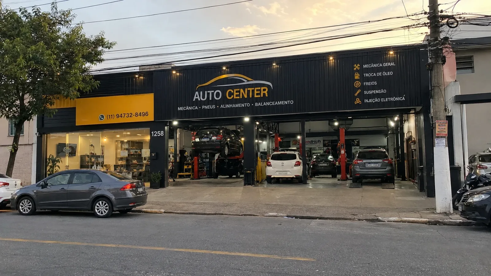 Fachada de auto center com carros no pátio e atendimento profissional